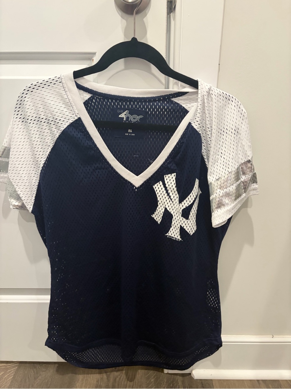 NY Yankees Women's Navy and White Mesh V-Neck Fan Tee